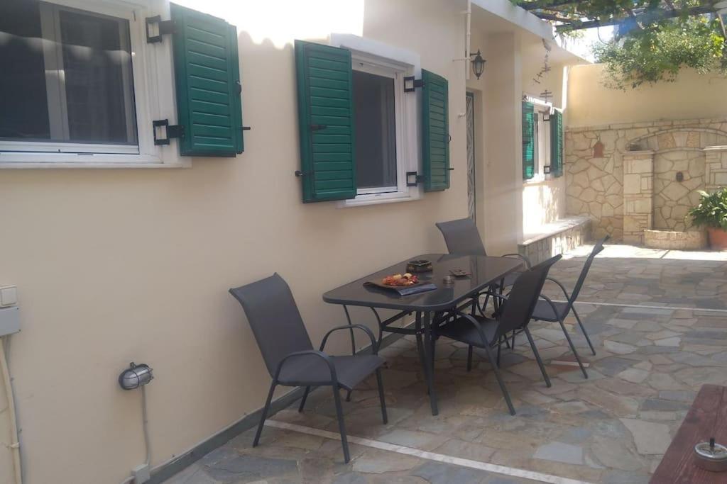 Hébergement de vacances Detached House With A Lovely Yard 5' Walk From Metro Station Agios Dimitrios And Metro Mall *