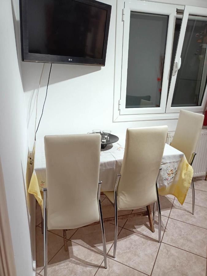 Detached House With A Lovely Yard 5' Walk From Metro Station Agios Dimitrios And Metro Mall Hébergement de vacances