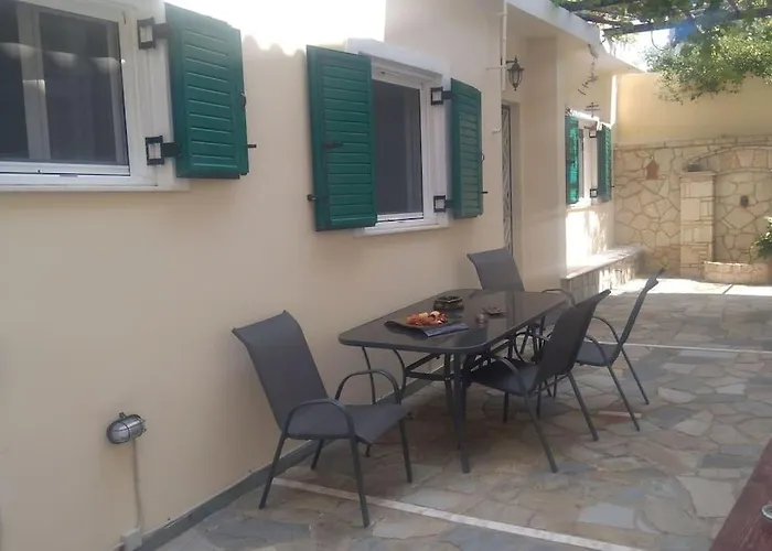 Detached House With A Lovely Yard 5\' Walk From Metro Station Agios Dimitrios And Metro Mall
