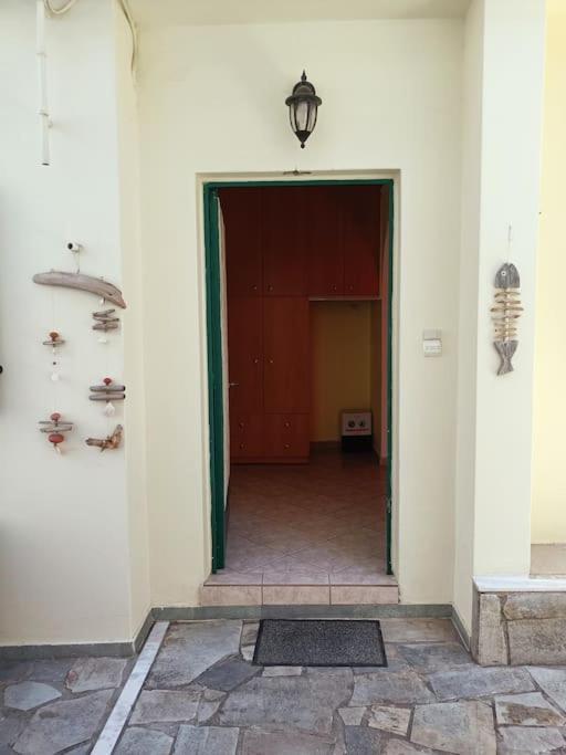 Detached House With A Lovely Yard 5' Walk From Metro Station Agios Dimitrios And Metro Mall Ferienhaus
