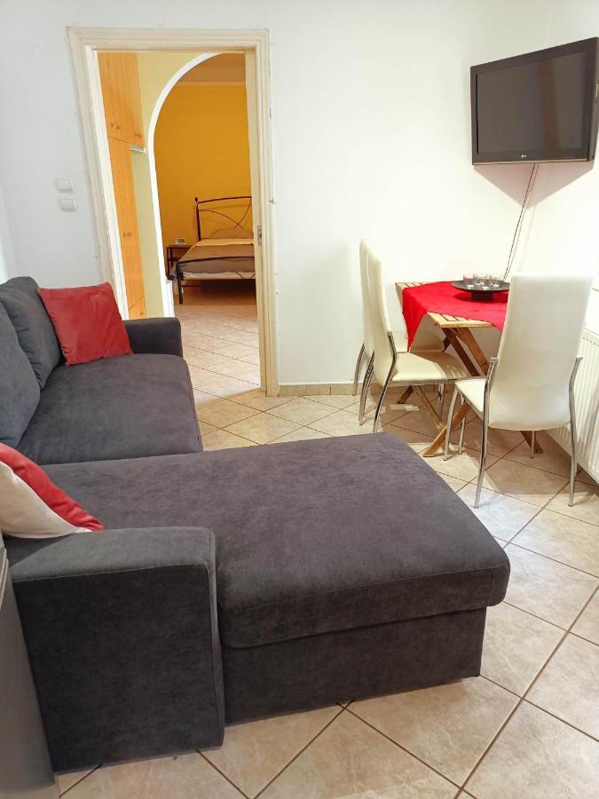 Detached House With A Lovely Yard 5' Walk From Metro Station Agios Dimitrios And Metro Mall